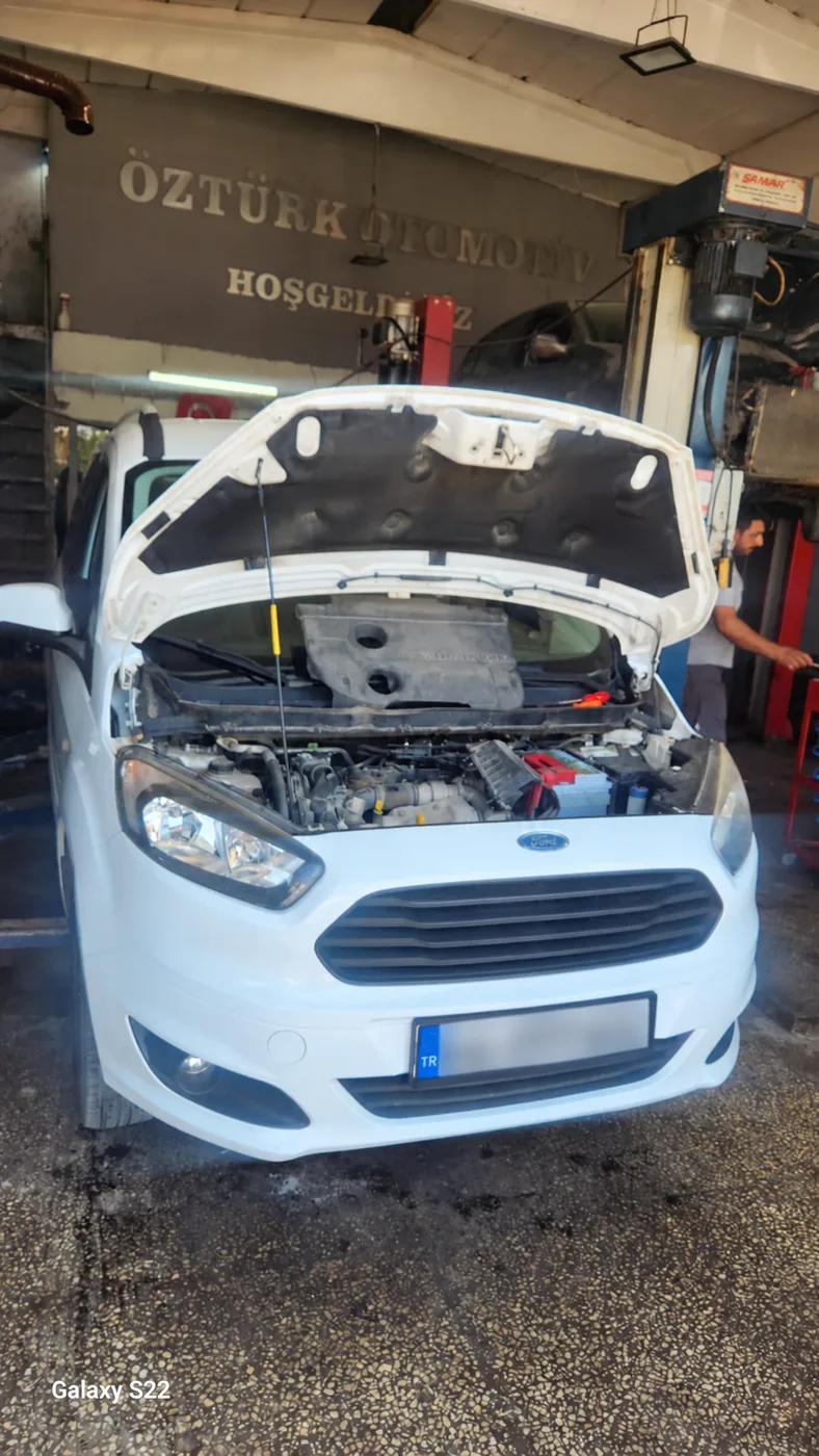 Öztürk Ford servisinde motor bakımına alınan Ford araç