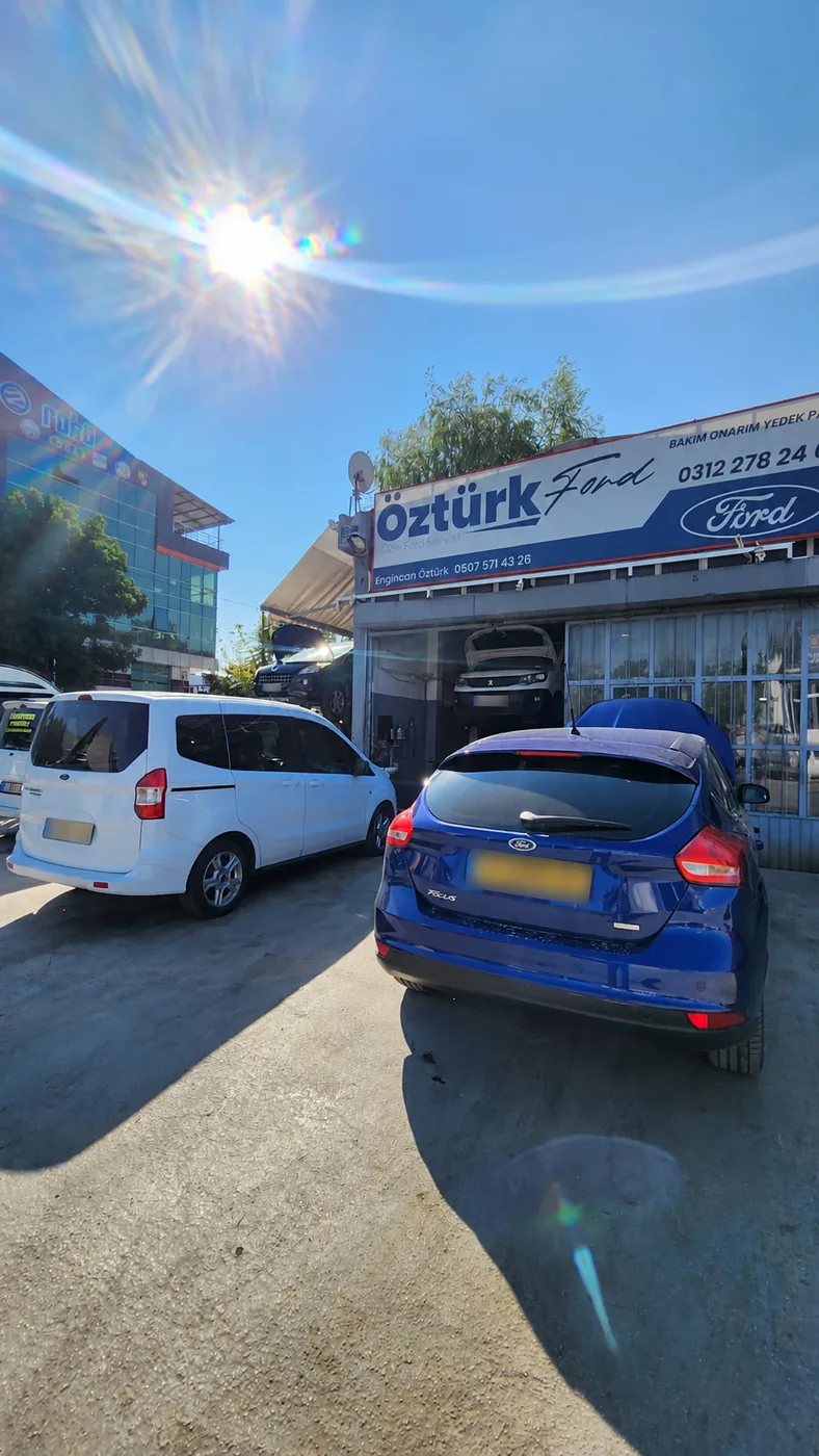Şaşmaz Öztürk Ford servisinde bakım bekleyen Ford araçlar